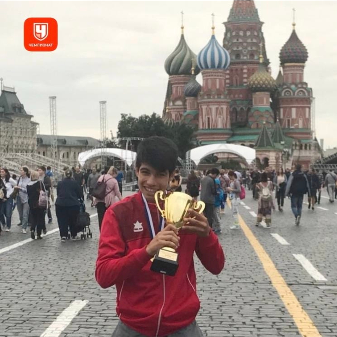 📸 من الساحة الحمراء إلى قمة العالم… صورة نادرة لألكاراز في موسكو