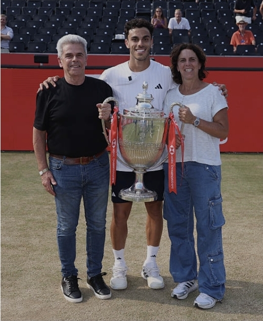 والد فرانسيسكو سيروندولو تغلب على رهاب الطيران من أجل ابنه.. وكانت المفاجأة